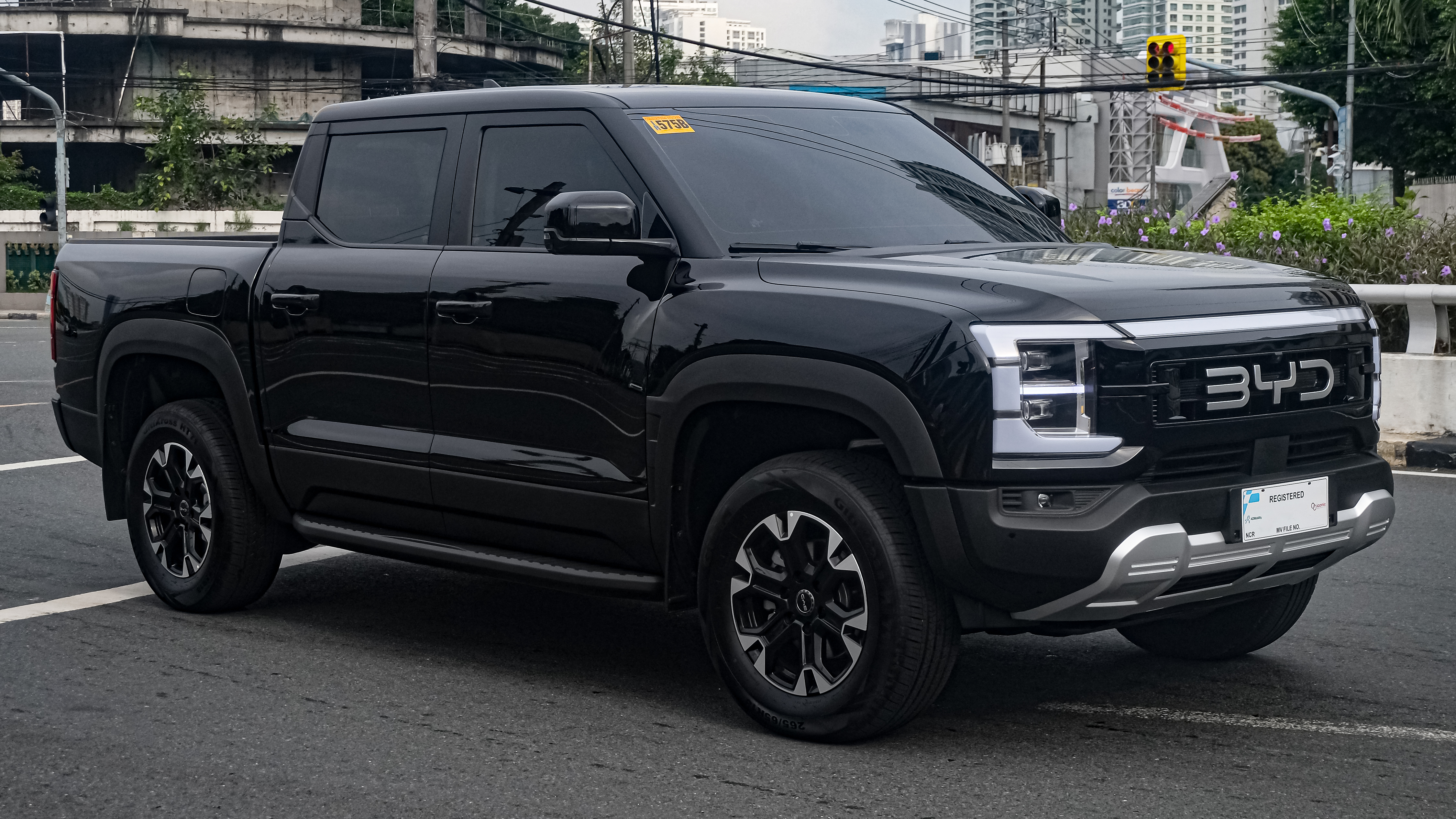 BYD SHARK 6 Hybrid Electric Pick-up